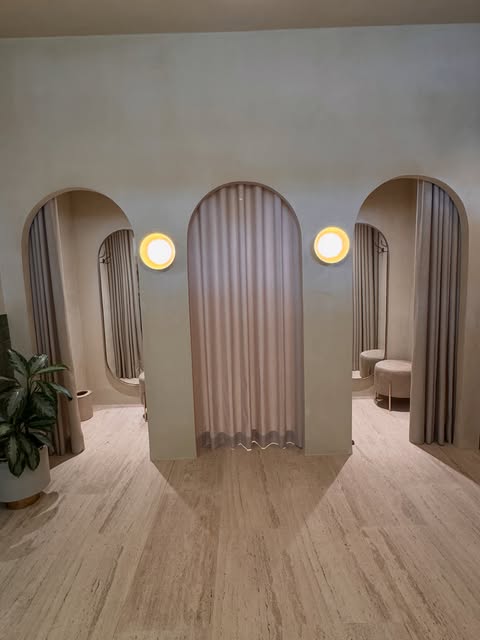 Cortinas instaladas en arcos interiores